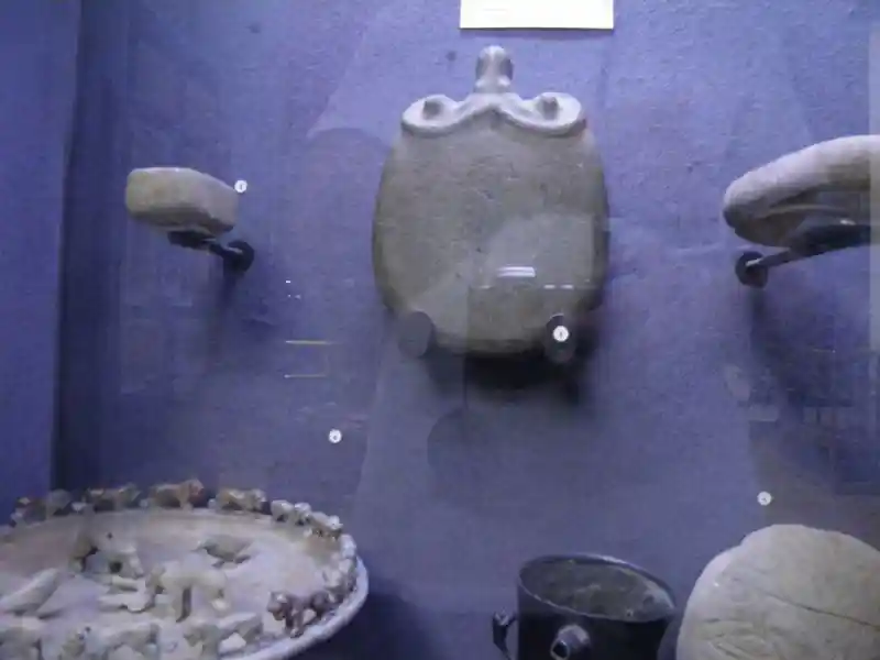 Horn-like carving on top of a flat stone